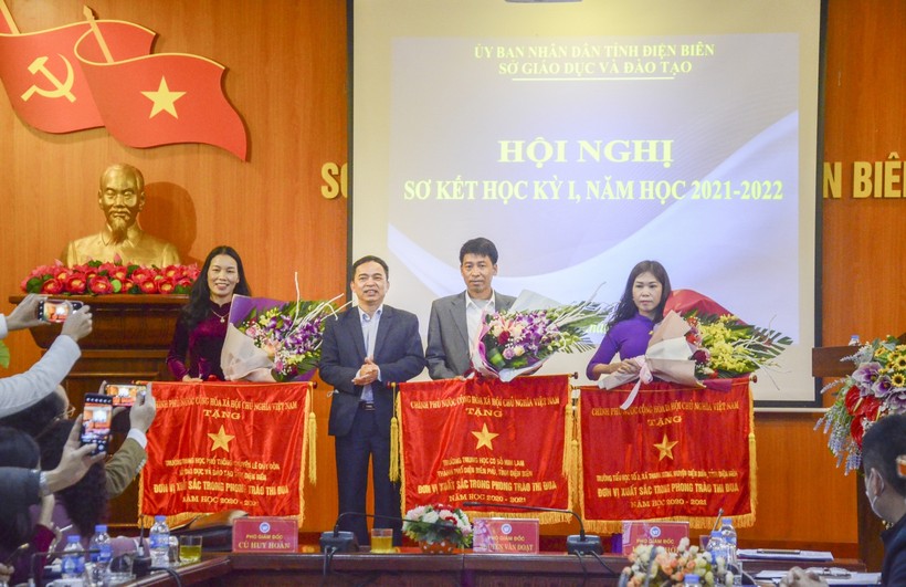 Ông Nguyễn Văn Đoạt (thứ 2 bên trái) Phó Giám đốc điều hành Sở GD&ĐT Điện Biên trao Cờ thi đua cho các đơn vị.