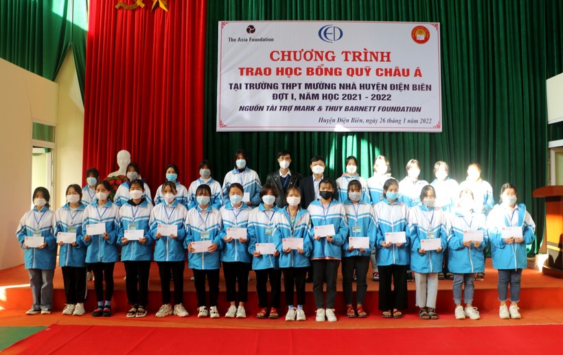 Đại diện Hội Khuyến học tỉnh Điện Biên trao học bổng cho các nữ sinh Trường THPT Mường Nhà (huyện Điện Biên). 