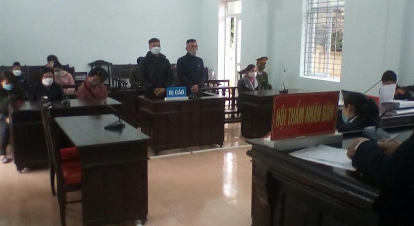 Ông Nguyễn Trọng Thanh cùng đồng phạm lĩnh án 2 năm tù giam tại phiên xét xử sơ thẩm. Ảnh TAND huyện Điện Biên Đông.