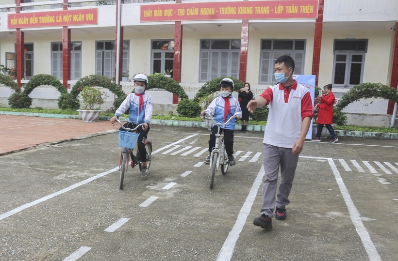 Học sinh Trường Tiểu học Trường Tiểu học Thanh Luông thực hành đi xe đạp an toàn dưới sự hướng dẫn của chuyên môn.