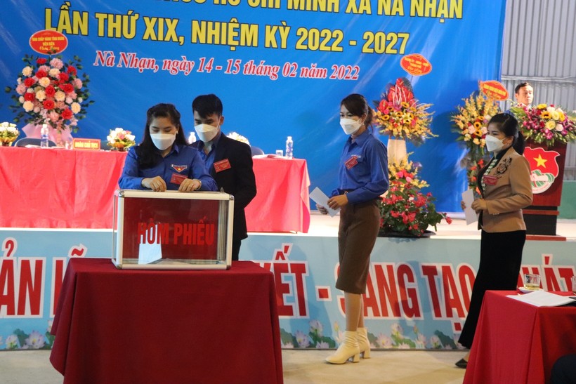 Đại biểu bỏ phiếu bầu Ban Chấp hành Đoàn TNCS Hồ Chí Minh xã Nà Nhạn nhiệm kỳ 2022 – 2027.