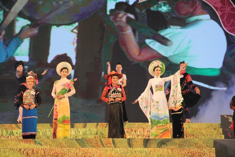 Thí sinh dự thi Người đẹp Hoa Ban năm 2018 tham gia trình diễn Trang phục truyền thống.