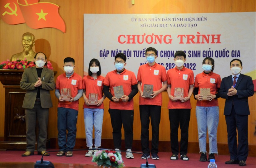 Lãnh đạo Sở GĐ&ĐT tỉnh Điện Biên tặng quà động viên học sinh Đội tuyển.