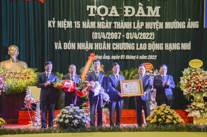 Thừa ủy quyền, các đồng chí lãnh đạo tỉnh Điện Biên trao tặng Huân chương Lao động hạng Nhì cho Huyện ủy, HĐND, UBND, Ủy ban Mặt trận Tổ quốc huyện Mường Ảng.