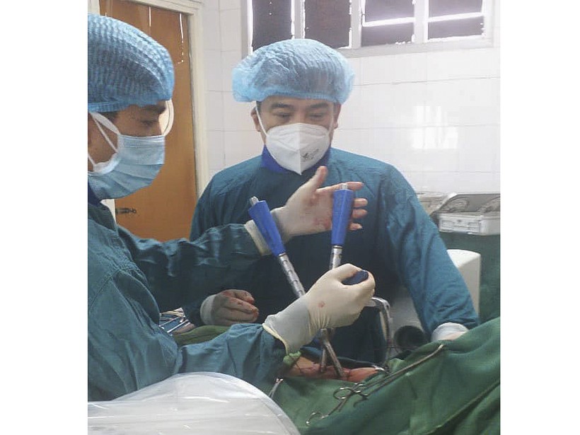 Các bác sĩ Khoa Chấn thương chỉnh hình - Bỏng (Bệnh viện Đa khoa tỉnh Điện Biên) thực hiện ca phẫu thuật. Ảnh: Linh Trang - BVĐK Điện Biên.