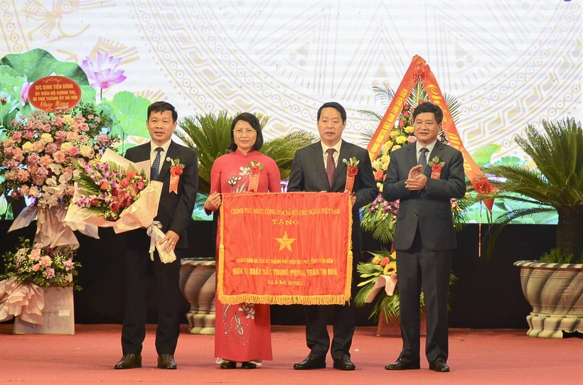 Thừa ủy quyền của Thủ tướng Chính phủ, ông Lê Thành Đô, Chủ tịch UBND tỉnh Điện Biên trao Cờ thi đua cho TP. Điện Biên Phủ.