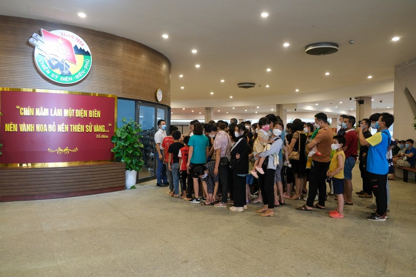 Dịp nghỉ lễ 30/4 - 1/5, tỉnh Điện Biên đón hơn 65.000 lượt khách, với doanh thu từ hoạt động dù lịch ước đạt trên 120 tỷ đồng. Ảnh Mai Giáp.