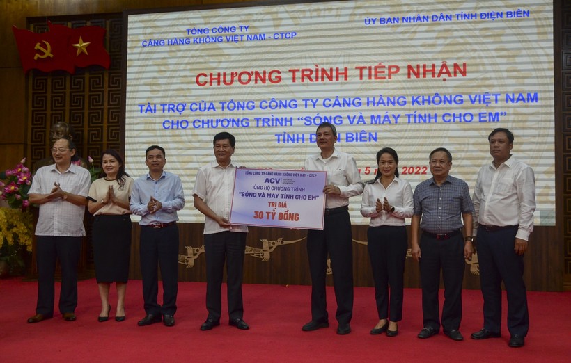 Lãnh đạo tỉnh Điện Biên tiếp nhận tài trợ từ ACV.