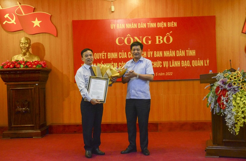 Chủ tịch UBND tỉnh Điện Biên trao quyết định bổ nhiệm và tặng hoa chúc mừng ông Nguyễn Văn Đoạt, tân Giám đốc Sở GD&ĐT địa phương.