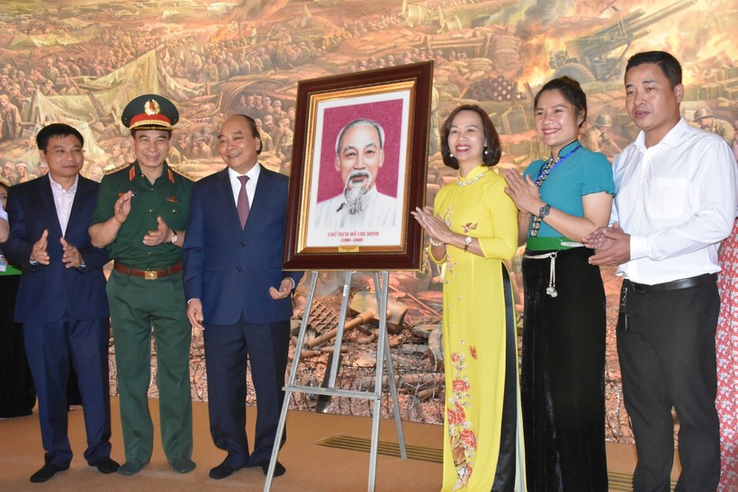Chủ tịch nước Nguyễn Xuân Phúc tặng bức tranh Bác Hồ cho Bảo tàng Chiến thắng lịch sử Điện Biên Phủ.