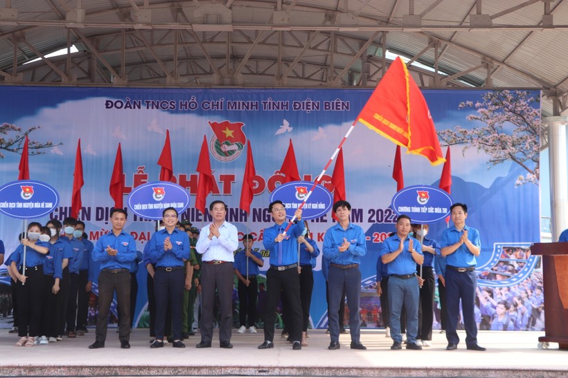 Lãnh đạo Tỉnh đoàn Điện Biên phất cờ xuất quân Chiến dịch thanh niên tình nguyện hè 2022.