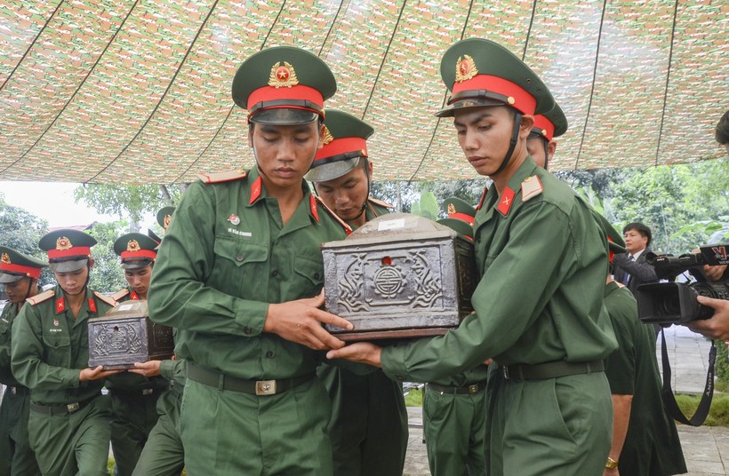 Điện Biên truy điệu, an táng 6 hài cốt liệt sĩ quân tình nguyện Việt Nam hy sinh tại Lào.