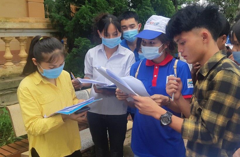 Điện Biên huy động gần 2.000 tình nguyện viên tham gia "Tiếp sức mùa thi". Ảnh Thanh niên Nậm Pồ.