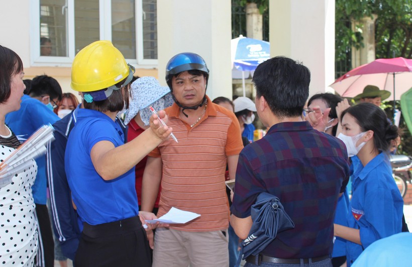 Ông Nguyễn Tiến Dũng "sốt sắng" nhờ lực lượng tình nguyện viên tại điểm thi tìm con.