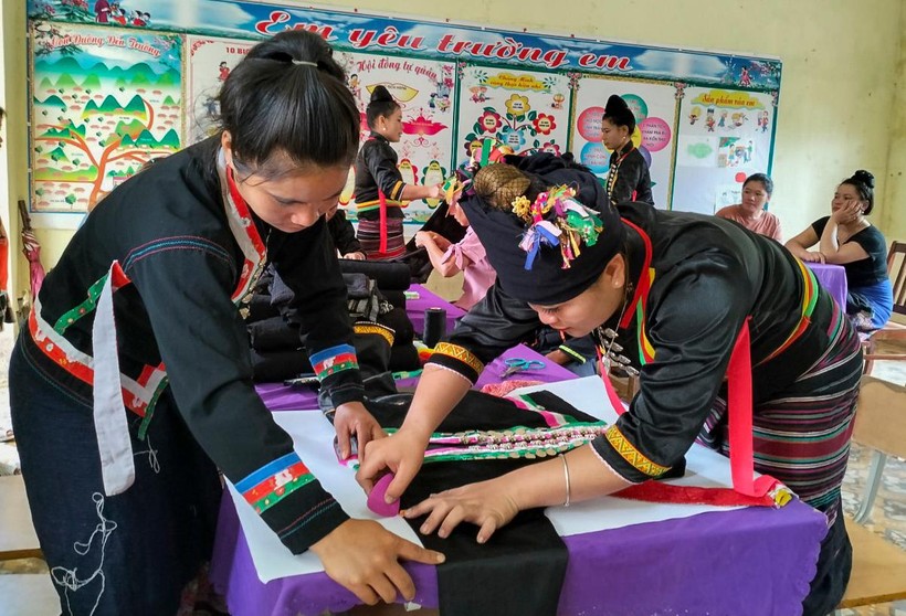 Tỉnh Điện Biên thực hiện truyền dạy nghề làm trang phục truyền thống cho 20 phụ nữ dân tộc Cống.