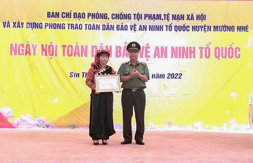 Đại tá Trần Quý Trường, Phó Cục trưởng Cục V05 Trao Bằng khen cho tập thể cán bộ, nhân dân xã Sín Thầu.