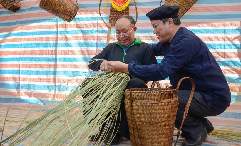 Hiện nay, đồng bào Mông ở xã Mường Phăng (TP. Điện Biên Phủ) vẫn lưu giữ nhiều nghề truyền thống, như: Dệt lanh, đan lát, rèn, làm hương...