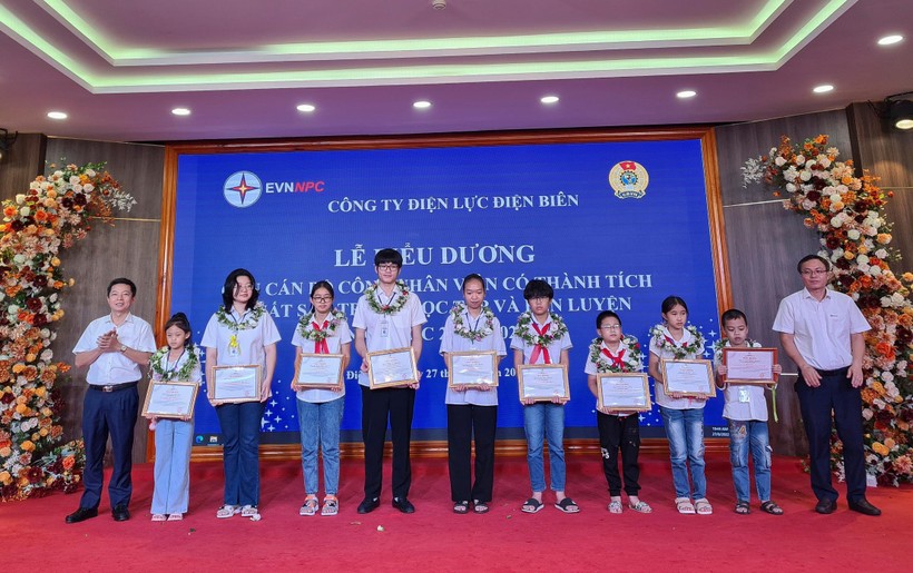 Lãnh đạo Công ty Điện lực Điện Biên trao khen thưởng cho các cháu có thành tích học tập đặc biệt xuất sắc.