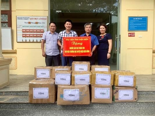 Lãnh đạo Phòng GD&ĐT huyện Điện Biên Đông tiếp nhận sách. 