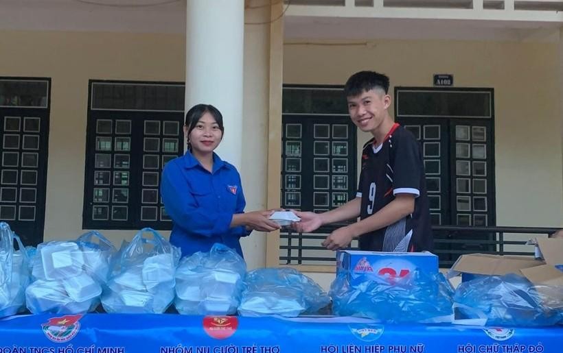 Mỗi thí sinh dự thi tại Trường THPT huyện Nậm Pồ đến bữa đều được nhận một phần cơm.