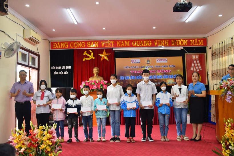 Đại diện LĐLĐ tỉnh Điện Biên và đơn vị tài trợ trao học bổng cho học sinh.