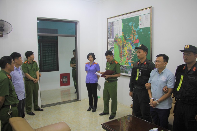 Cơ quan CSĐT công bố lệnh bắt tạm giam đối với ông Nguyễn Tuấn Anh.