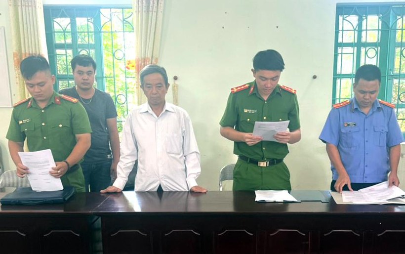 Cơ quan Cảnh sát điều tra đọc Quyết định khởi tố bị can đối với Phạm Văn Sinh. Ảnh: Vũ Hải.
