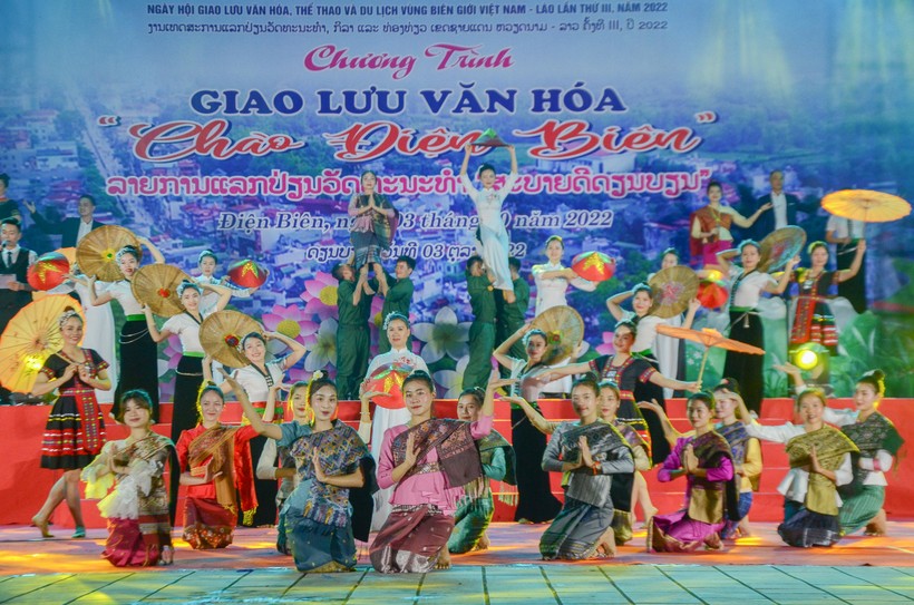 Chương trình giao lưu nghệ thuật "Chào Điện Biên" kết thúc Ngày hội Việt - Lào.