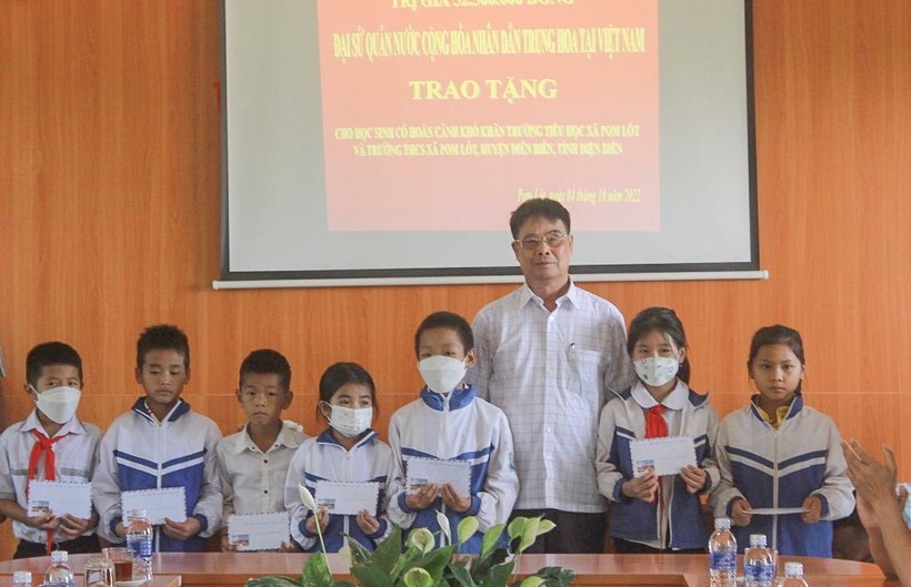 Đại diện Sở Ngoại vụ tỉnh Điện Biên trao học bổng cho học sinh.