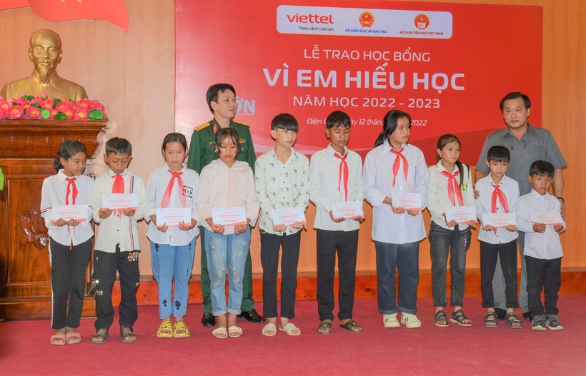Đại diện lãnh đạo tỉnh Điện Biên và Công ty Viettel trao học bổng cho học sinh TP. Điện Biên Phủ.