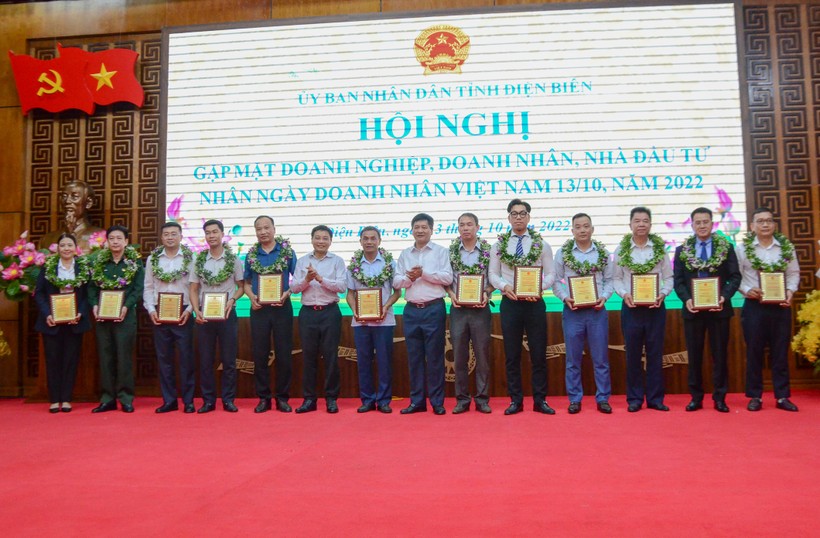 Lãnh đạo tỉnh Điện Biên trao tặng chứng nhận và hoa vinh danh 12 doanh nghiệp, nhà đầu tư.