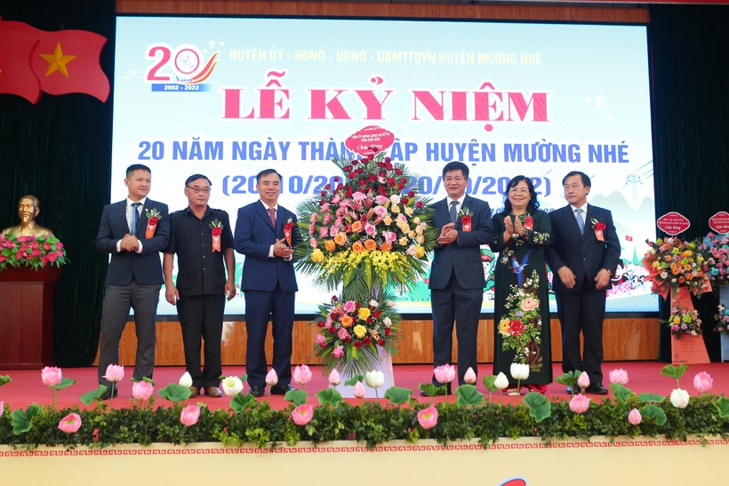 Đại diện lãnh đạo tỉnh Điện Biên tặng hoa chúc mừng Đảng bộ, chính quyền và nhân dân huyện Mường Nhé.