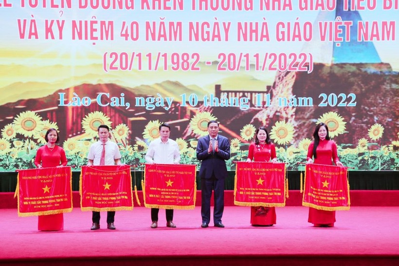 Phó Bí thư Tỉnh ủy Lào Cai trao Cờ thi đua của Chính phủ cho các tập thể.