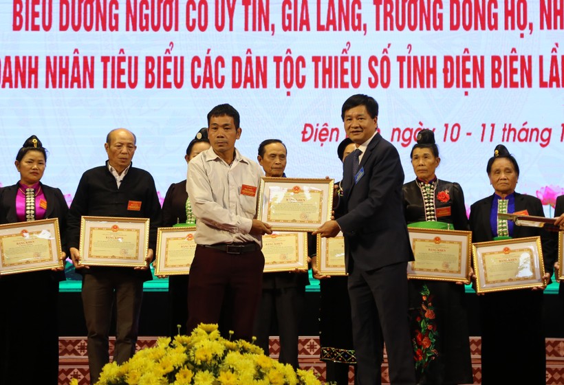 Ông Lê Thành Đô, Chủ tịch UBND tỉnh Điện Biên tặng Bằng khen cho các cá nhân tiêu biểu.