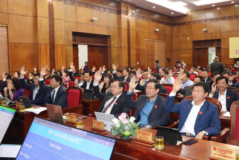 Đại biểu HĐND tỉnh Điện Biên biểu quyết thông qua Nghị quyết.