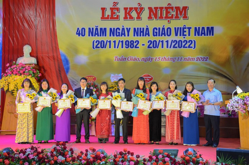 Lãnh đạo huyện Tuần Giáo tặng Giấy khen cho các tập thể có thành tích thi đua chào mừng kỷ niệm 40 năm Ngày Nhà giáo Việt Nam.