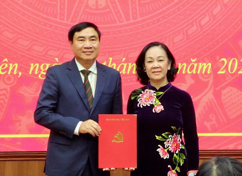 Bà Trương Thị Mai trao quyết định cho tân Bí thư Tỉnh ủy Điện Biên.
