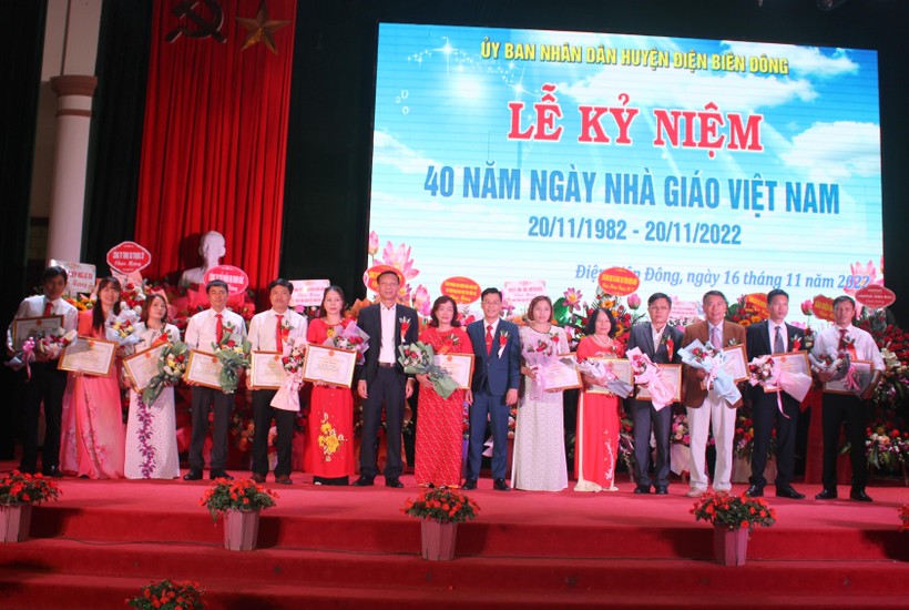 Lãnh đạo UBND huyện Điện Biên Đông tặng Giấy khen cho các cá nhân tiêu biểu.