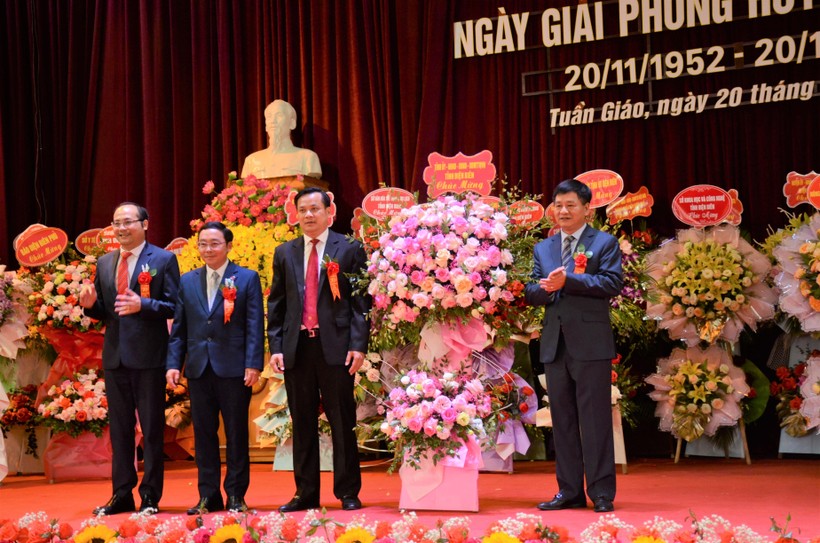 Ông Lê Thành Đô, Chủ tịch UBND tỉnh Điện Biên (ngoài cùng bên phải) tặng hoa chúc mừng huyện Tuần Giáo.