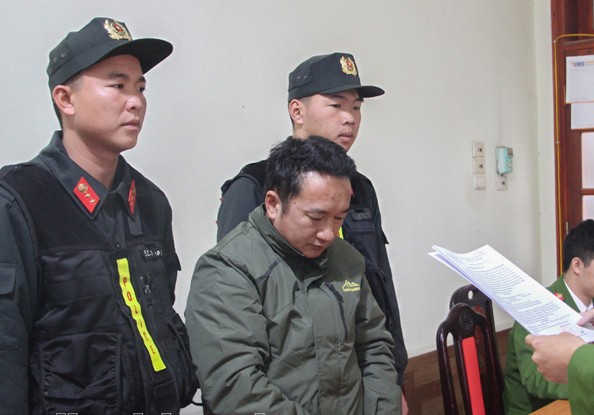 Cơ quan Cảnh sát điều tra (Công an tỉnh Điện Biên) thực hiện lệnh bắt tạm giam đối với Lầu A Dùa. Ảnh: Công an Điện Biên.
