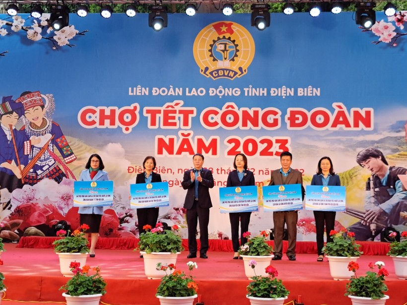 Chủ nhiệm Ủy ban Kiểm tra Tổng LĐLĐ Việt Nam trao phiếu mua hàng giảm giá cho đoàn viên, người lao động.