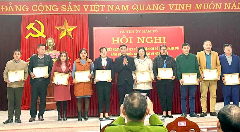 Lãnh đạo UBND huyện Nậm Pồ tặng Giấy khen cho các cá nhân tiêu biểu.
