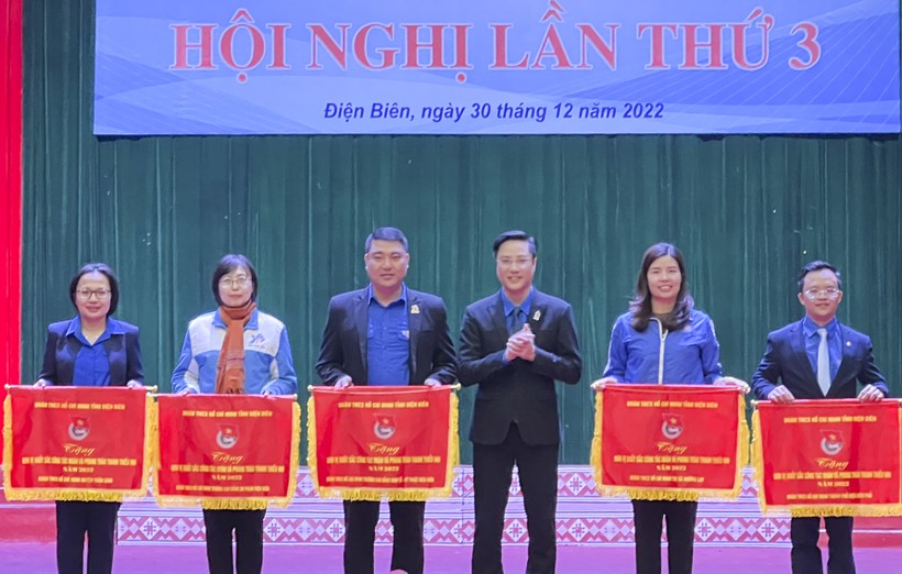 Anh Đặng Thành Huy, Bí thư Tỉnh đoàn Điện Biên tặng cờ thi đua đơn vị xuất sắc cho các tập thể.