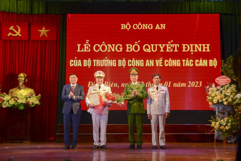 Thứ trưởng Bộ Công an và lãnh đạo tỉnh Điện Biên trao quyết định, tặng hoa chúc mừng tân Phó Giám đốc Công an tỉnh.