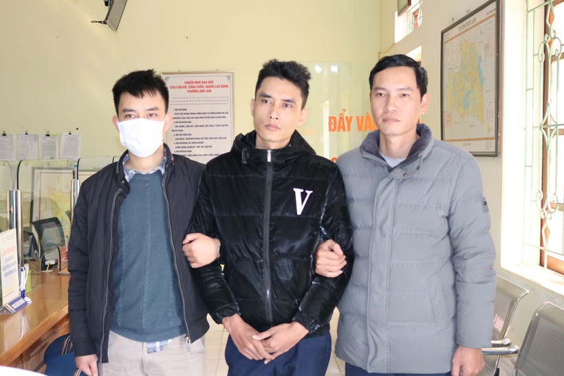 Nguyễn Đức Luân (đứng giữa) bị bắt giữ.