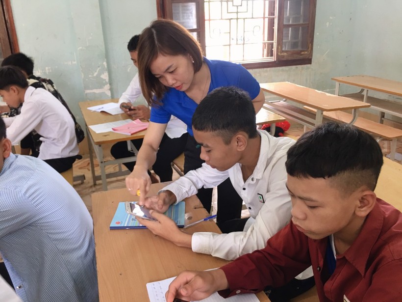 Cô giáo Ngân Thị Thanh Hòa (áo xanh) hướng dẫn học sinh đăng ký các ngành học.