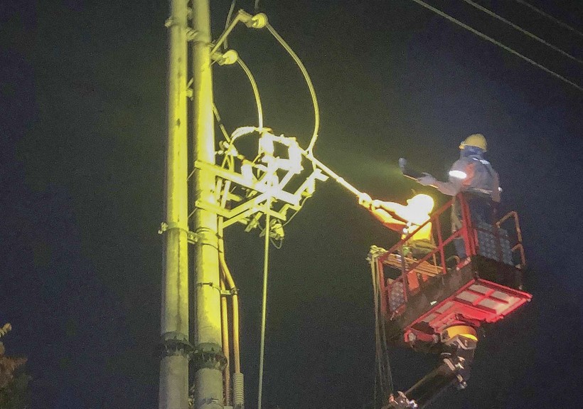 Sau 4 giờ gặp sự cố, Công ty Điện lực Điện Biên đã khắc phục, cấp điện trở lại cho hơn 4.000 khách hàng.