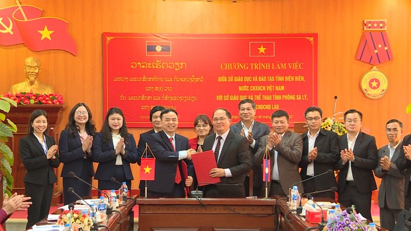 Đại diện lãnh đạo Sở GD&ĐT tỉnh Điện Biên và Sở Giáo dục & Thể thao Phong Sa Lỳ (Lào) ký kết biên bản hợp tác.