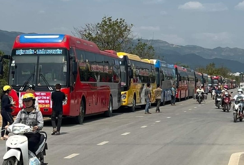 Hàng chục xe khách xếp hàng dài tại khu vực Cục thuế tỉnh Điện Biên.