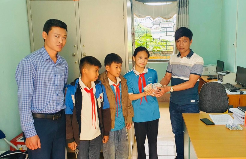 Ba học sinh Trường THCS xã Pom Lót bàn giao tài sản nhặt được cho Công an địa phương.